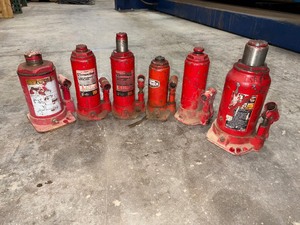 lot 578 image: (6) Hydraulic Bottle Jacks