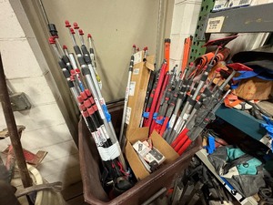 lot 620 image: Zipwall spring loaded dust barrier poles and heads