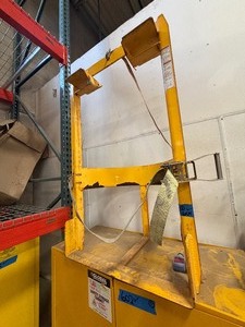 lot 604 image: Yellow barrel caddy