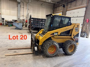 lot 20 image: Cat Skid-steer Loader 236B. Hours 2928
