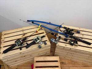 lot 18 image: Five ice fishing poles with reels
