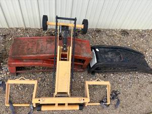lot 33 image: Two sets of metal car ramps, and one hydraulic lawnmower lift