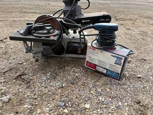 lot 40 image: Sander Lot 1 13 hp delta shop master model, SA4464 inch belt and 6 inch disc sander & 2 small handheld Sanders