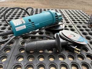 lot 43 image: Makita electric 4-inch disc grinder model N9514B