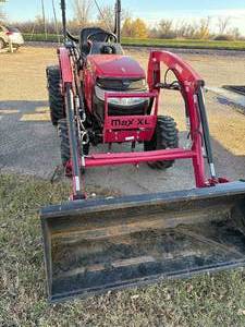 lot 70 image: 2016-17 Mahindra Max 26XL HST Tractor with Front Loader, 60 Mowing Deck and Meteor 60 Snowblower Only 180 Hours