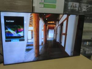 lot 8 image: 55 Inch Samsung DU7200 Crystal 4K UHD Smart TV un55du7200fxza