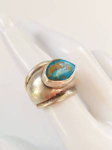 lot 10N image: Sterling Silver Ring with Turquoise Stone - Elegant Design