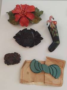 lot 88N image: Set of 5 Unique Brooches, One Victorian Carved Horn, Floral and Novelty Designs