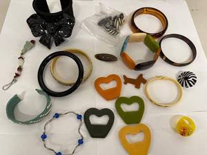 lot 138N image: Lot of Vintage and Assorted Plastic Bracelets, Charms, Beads, and Accessories