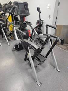 lot 8 image: Life Fitness Arc Trainer (590929)