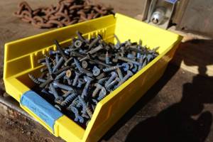 lot 332 image: Bin of Heavy Duty Screws