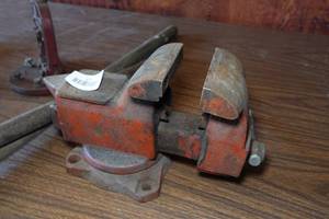 lot 371 image: Wilton Swivel Base Bench Vise