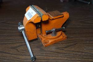 lot 370 image: Pony 3-12 Swivel Base Bench Vise