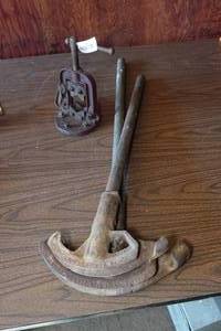 lot 372 image: Pipe Benders and Vise
