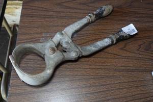lot 355 image: Antique Sklar Bull Castration Tool