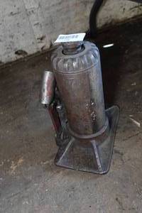 lot 357 image: Vintage Bottle Jack