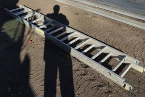 lot 12 image: 20 Aluminum Extension Ladder