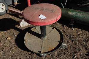 lot 309 image: Craftsman Rolling Shop Stool