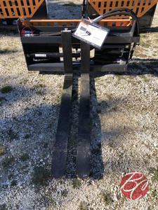 lot 56 image: Wolverine PFA-11-3300G Pallet Fork