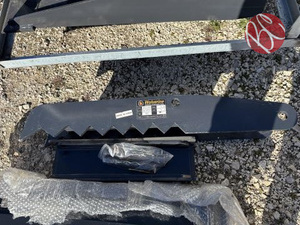 lot 203 image: Wolverine FCM-31-32IN Excavator Thumb