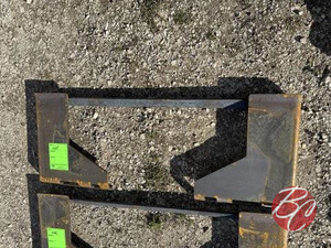 lot 225 image: Wolverine 38 Thick Skid Steer Attachment Plate