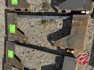 lot 226 image: Wolverine 38 Thick Skid Steer Attachment Plate