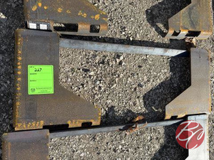 lot 227 image: Wolverine 38 Thick Skid Steer Attachment Plate