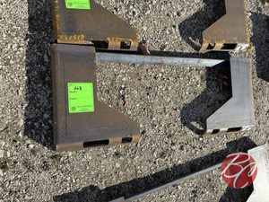 lot 228 image: Wolverine 38 Thick Skid Steer Attachment Plate