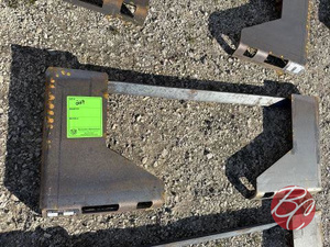 lot 229 image: Wolverine 38 Thick Skid Steer Attachment Plate