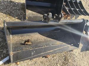 lot 177 image: CFG Industry 12EX-WD32B Bucket Attachment