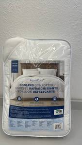 lot 27 image: Sutton Place Collection Cooling Comforter Queen Size 90x90 in Sealed