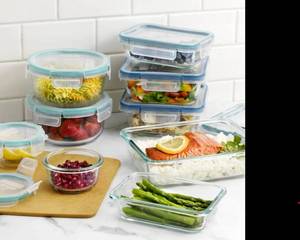 lot 32 image: Snapware Pyrex 18-Piece Glass Food Storage Set with Airtight Lids
