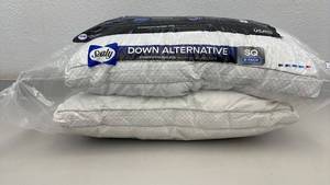 lot 78 image: Sealy Sterling Collection Down Alternative Pillows, Queen Size, Set of 2