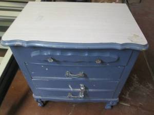 lot 207 image: Shabby chic style 3-drawer night st...