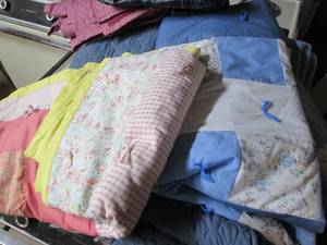 lot 221 image: Bundle of blankets and quilts...