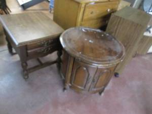 lot 223 image: Hardwood 3-drawer dresser, rolling ...