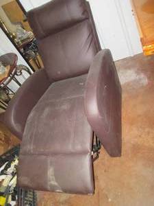 lot 247 image: Space saving Lleather-style lift ch...