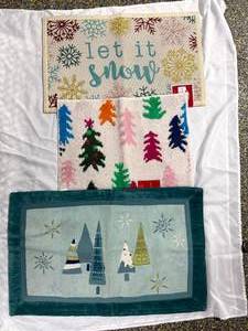 lot 65 image: Holiday Accent Rugs