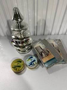 lot 80 image: Silver Table Dcor & Holiday Accent Lot