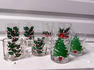 lot 55 image: Vintage Holiday Glassware  Holly & Tree Motifs