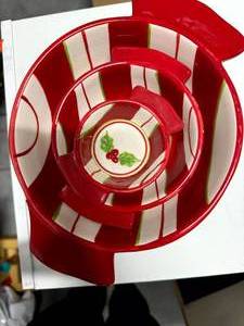 lot 58 image: Holiday Mixing Bowls