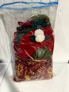 lot 25 image: Large Bag of Christmas Linens