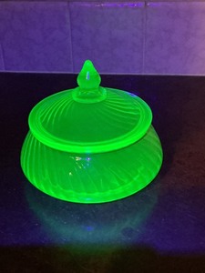 lot 161 image: Green Uranium Glass Lidded Dish with Ribbed Design