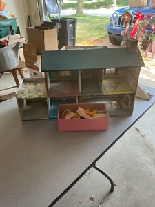 lot 36 image: Vintage Tin Lithograph Dollhouse with Accessories, 1950s