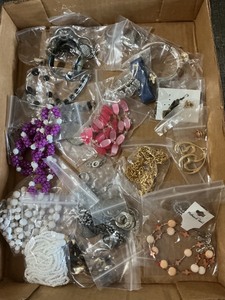 lot 53 image: Assorted costume jewelry