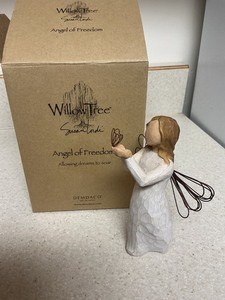 lot 75 image: Willow Tree Angel of Freedom Figurine by Susan Lordi with Box