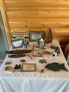 lot 84 image: Cabin and Fishing-Themed Decorative Items