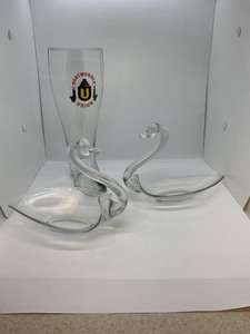 lot 129 image: Clear Glass Swans and Glass Boot Decor Set