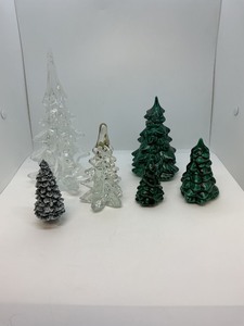 lot 130 image: Tabletop Xmas Trees in Glass, Ceramic, and Plastic