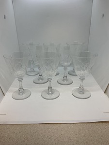 lot 132 image: 8 Etched Crystal Wine Glasses on Pedestal Stems